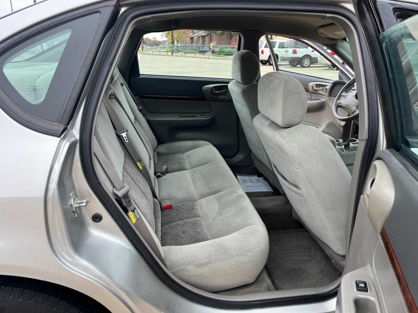 2005 SILVER /gray Chevrolet Impala Base (2G1WF52E459) with an 3.4L V6 OHV 12V engine, 4-Speed Automatic Overdrive transmission, located at 14700 Tomball Parkway 249, Houston, TX, 77086, (281) 444-2200, 29.928619, -95.504074 - Photo#12